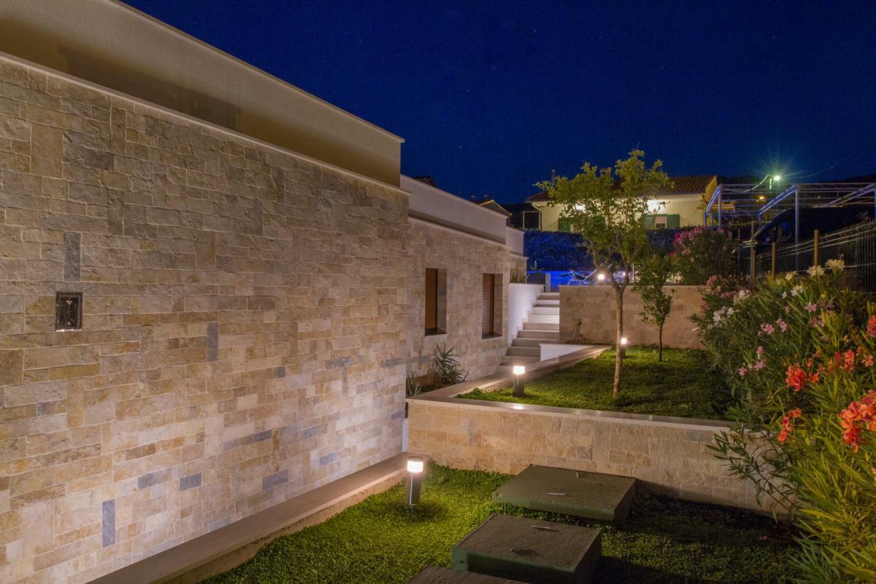 Luxury Poolside Villa Slatine Eksteriør billede