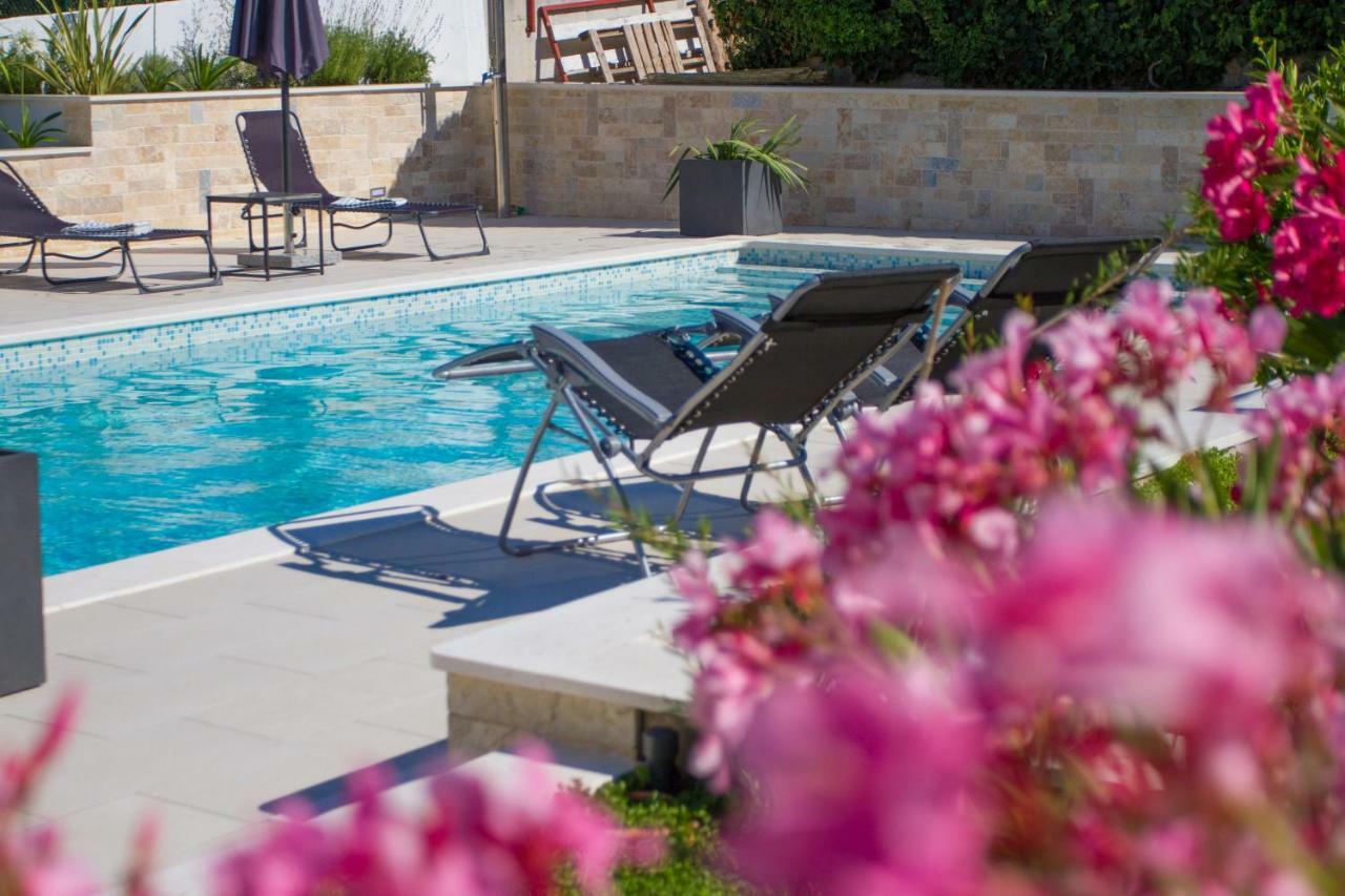 Luxury Poolside Villa Slatine Eksteriør billede